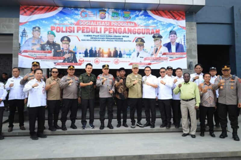Kapolda Banten Irjen Pol Hengki memberikan keterangan kepada wartawan dalam konferensi pers Program Poliran, didampingi Sekda Provinsi Banten dan jajaran pejabat lainnya.
