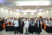 Wakil Gubernur Banten Achmad Dimyati Natakusumah bersama pimpinan BAZNAS Provinsi Banten dan peserta berfoto bersama usai sosialisasi pengelolaan ZIS-DSKL di Hotel Wisata Baru, Kota Serang, Rabu (23/9/2026).