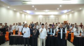 Wakil Gubernur Banten Achmad Dimyati Natakusumah bersama pimpinan BAZNAS Provinsi Banten dan peserta berfoto bersama usai sosialisasi pengelolaan ZIS-DSKL di Hotel Wisata Baru, Kota Serang, Rabu (23/9/2026).