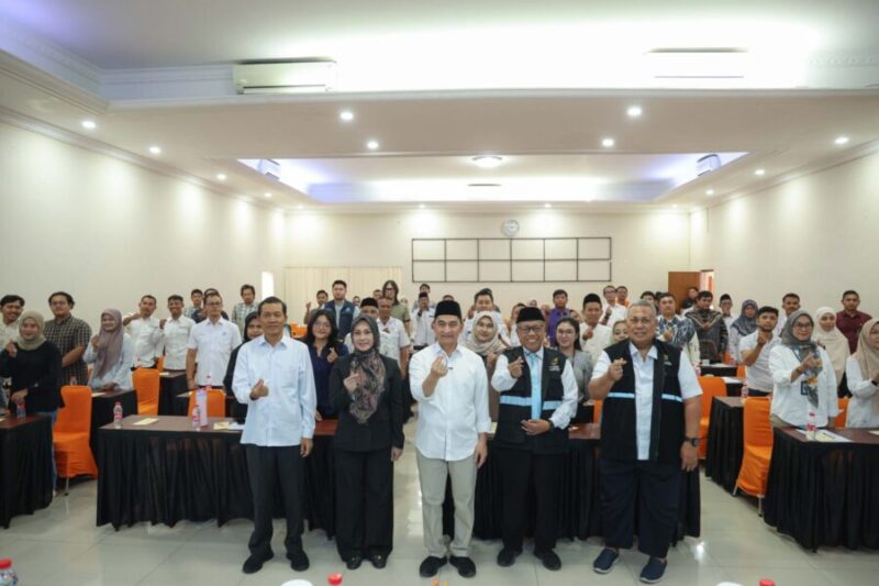 Wakil Gubernur Banten Achmad Dimyati Natakusumah bersama pimpinan BAZNAS Provinsi Banten dan peserta berfoto bersama usai sosialisasi pengelolaan ZIS-DSKL di Hotel Wisata Baru, Kota Serang, Rabu (23/9/2026).