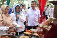 Wakil Wali Kota Bekasi Abdul Harris Bobihoe meninjau stan kuliner dalam Gerakan Ekonomi UMKM Gabungan Organisasi Wanita (GOW) Kota Bekasi di Taman Kota Alun-Alun M Hasibuan, Bekasi Selatan.