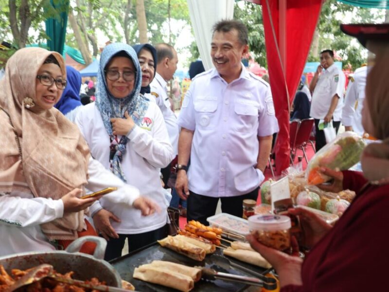 Wakil Wali Kota Bekasi Abdul Harris Bobihoe meninjau stan kuliner dalam Gerakan Ekonomi UMKM Gabungan Organisasi Wanita (GOW) Kota Bekasi di Taman Kota Alun-Alun M Hasibuan, Bekasi Selatan.