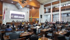 Suasana Rapat Paripurna DPRD Kabupaten Bandung dengan agenda Laporan Badan Anggaran terkait pembahasan Rancangan Perubahan APBD Tahun Anggaran 2026, Rabu (23/9/2026).