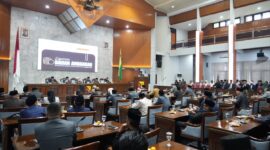 Suasana Rapat Paripurna DPRD Kabupaten Bandung dengan agenda Laporan Badan Anggaran terkait pembahasan Rancangan Perubahan APBD Tahun Anggaran 2026, Rabu (23/9/2026).