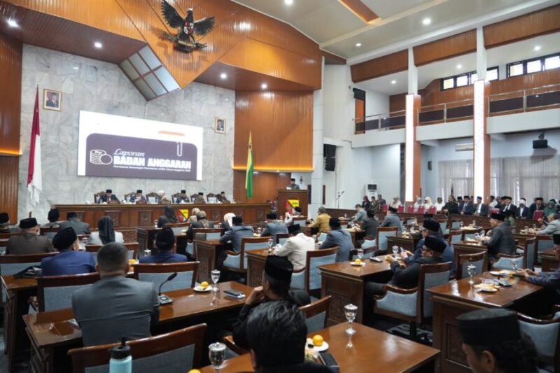 Suasana Rapat Paripurna DPRD Kabupaten Bandung dengan agenda Laporan Badan Anggaran terkait pembahasan Rancangan Perubahan APBD Tahun Anggaran 2026, Rabu (23/9/2026).
