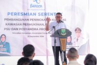 Gubernur Banten Andra Soni memberikan sambutan pada peresmian serentak pembangunan peningkatan kualitas kawasan permukiman, perumahan, PSU, dan Posyandra Provinsi Banten di Kelurahan Kemanisan, Kecamatan Curug, Kota Serang, Rabu (23/9/2026).