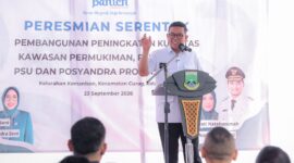 Gubernur Banten Andra Soni memberikan sambutan pada peresmian serentak pembangunan peningkatan kualitas kawasan permukiman, perumahan, PSU, dan Posyandra Provinsi Banten di Kelurahan Kemanisan, Kecamatan Curug, Kota Serang, Rabu (23/9/2026).