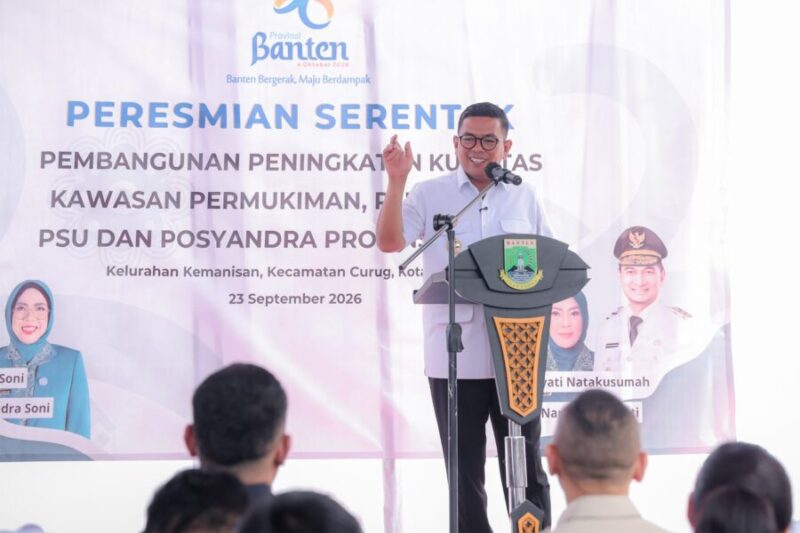 Gubernur Banten Andra Soni memberikan sambutan pada peresmian serentak pembangunan peningkatan kualitas kawasan permukiman, perumahan, PSU, dan Posyandra Provinsi Banten di Kelurahan Kemanisan, Kecamatan Curug, Kota Serang, Rabu (23/9/2026).