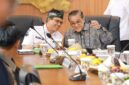 Bupati Bandung Dadang Supriatna menyampaikan paparan saat menerima Kunjungan Kerja Spesifik Komisi II DPR RI terkait pertanahan dan Lahan Sawah Dilindungi (LSD) di Ruang Rapat Bupati Bandung, Soreang, Rabu (23/9/2026).
