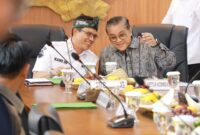 Bupati Bandung Dadang Supriatna menyampaikan paparan saat menerima Kunjungan Kerja Spesifik Komisi II DPR RI terkait pertanahan dan Lahan Sawah Dilindungi (LSD) di Ruang Rapat Bupati Bandung, Soreang, Rabu (23/9/2026).