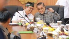 Bupati Bandung Dadang Supriatna menyampaikan paparan saat menerima Kunjungan Kerja Spesifik Komisi II DPR RI terkait pertanahan dan Lahan Sawah Dilindungi (LSD) di Ruang Rapat Bupati Bandung, Soreang, Rabu (23/9/2026).