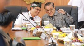 Bupati Bandung Dadang Supriatna menyampaikan paparan saat menerima Kunjungan Kerja Spesifik Komisi II DPR RI terkait pertanahan dan Lahan Sawah Dilindungi (LSD) di Ruang Rapat Bupati Bandung, Soreang, Rabu (23/9/2026).