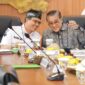 Bupati Bandung Dadang Supriatna menyampaikan paparan saat menerima Kunjungan Kerja Spesifik Komisi II DPR RI terkait pertanahan dan Lahan Sawah Dilindungi (LSD) di Ruang Rapat Bupati Bandung, Soreang, Rabu (23/9/2026).