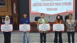 Pemda DIY serahkan secara simbolis BPTI 2026 kepada Universitas Gunungkidul, UNY, Universitas Widya Mataram, dan Politeknik ATK Yogyakarta.