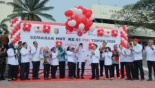 Rahmat Mirzani Djausal bersama Ketua PMI Provinsi Lampung Purnama Wulan Sari Mirza dan jajaran melepas balon ke udara saat Peringatan HUT ke-81 PMI