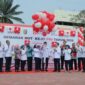 Rahmat Mirzani Djausal bersama Ketua PMI Provinsi Lampung Purnama Wulan Sari Mirza dan jajaran melepas balon ke udara saat Peringatan HUT ke-81 PMI