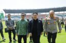 Erick Thohir bersama Bupati Bandung Dadang Supriatna dan Kapolda Jawa Barat Irjen Pol Pipit Rismanto meninjau kesiapan Stadion