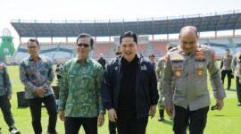 Erick Thohir bersama Bupati Bandung Dadang Supriatna dan Kapolda Jawa Barat Irjen Pol Pipit Rismanto meninjau kesiapan Stadion