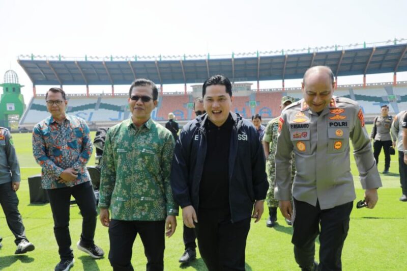 Erick Thohir bersama Bupati Bandung Dadang Supriatna dan Kapolda Jawa Barat Irjen Pol Pipit Rismanto meninjau kesiapan Stadion