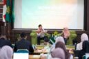 Aryanto, Supply Chain Spesialist PT Bio Farma (Persero) saat memberikan materi dalam kegiatan Workshop Logistics and Supply Chain Management yang diselenggarakan oleh UMY dan NUS