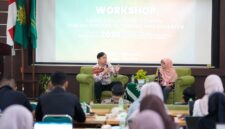 Aryanto, Supply Chain Spesialist PT Bio Farma (Persero) saat memberikan materi dalam kegiatan Workshop Logistics and Supply Chain Management yang diselenggarakan oleh UMY dan NUS