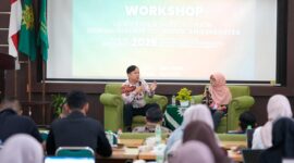 Aryanto, Supply Chain Spesialist PT Bio Farma (Persero) saat memberikan materi dalam kegiatan Workshop Logistics and Supply Chain Management yang diselenggarakan oleh UMY dan NUS