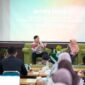 Aryanto, Supply Chain Spesialist PT Bio Farma (Persero) saat memberikan materi dalam kegiatan Workshop Logistics and Supply Chain Management yang diselenggarakan oleh UMY dan NUS
