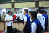 Gubernur Sumatera Selatan Herman Deru membacakan naskah pengukuhan kepengurusan Asosiasi Pengusaha Advertising Sumatera Selatan (APAS SEL) di Auditorium Bina Praja