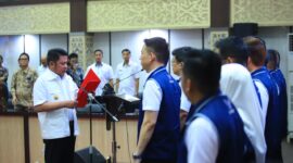 Gubernur Sumatera Selatan Herman Deru membacakan naskah pengukuhan kepengurusan Asosiasi Pengusaha Advertising Sumatera Selatan (APAS SEL) di Auditorium Bina Praja