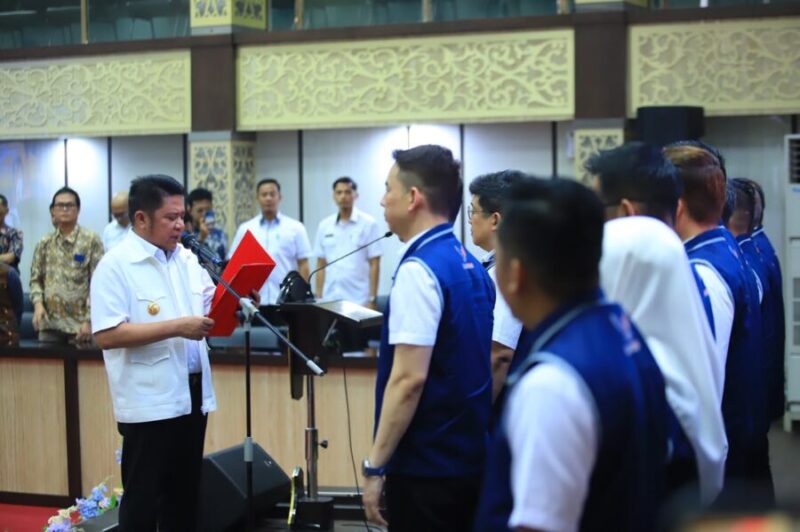 Gubernur Sumatera Selatan Herman Deru membacakan naskah pengukuhan kepengurusan Asosiasi Pengusaha Advertising Sumatera Selatan (APAS SEL) di Auditorium Bina Praja