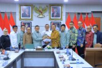 Sekda Sumsel Edward Candra mendampingi penyerahan cenderamata dalam pertemuan BAM DPR RI dengan PT PLN di Ruang Rapat Bina Praja