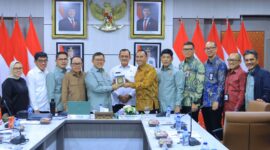 Sekda Sumsel Edward Candra mendampingi penyerahan cenderamata dalam pertemuan BAM DPR RI dengan PT PLN di Ruang Rapat Bina Praja