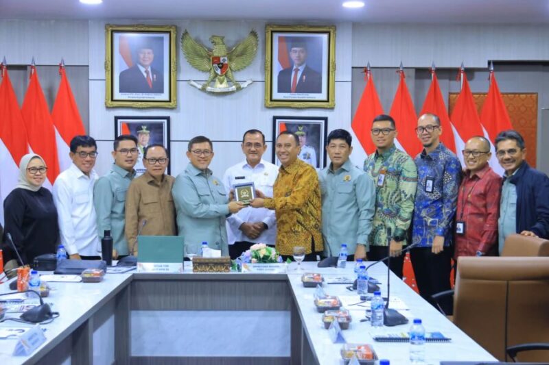 Sekda Sumsel Edward Candra mendampingi penyerahan cenderamata dalam pertemuan BAM DPR RI dengan PT PLN di Ruang Rapat Bina Praja