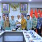 Sekda Sumsel Edward Candra mendampingi penyerahan cenderamata dalam pertemuan BAM DPR RI dengan PT PLN di Ruang Rapat Bina Praja