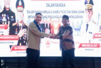 Sekretaris Daerah Provinsi Banten Deden Apriandhi berjabat tangan usai penandatanganan Perjanjian Kerja Sama (PKS) di SMK Gyokai, Kabupaten Tangerang