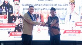 Sekretaris Daerah Provinsi Banten Deden Apriandhi berjabat tangan usai penandatanganan Perjanjian Kerja Sama (PKS) di SMK Gyokai, Kabupaten Tangerang