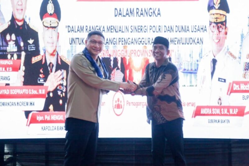Sekretaris Daerah Provinsi Banten Deden Apriandhi berjabat tangan usai penandatanganan Perjanjian Kerja Sama (PKS) di SMK Gyokai, Kabupaten Tangerang
