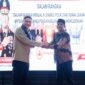 Sekretaris Daerah Provinsi Banten Deden Apriandhi berjabat tangan usai penandatanganan Perjanjian Kerja Sama (PKS) di SMK Gyokai, Kabupaten Tangerang