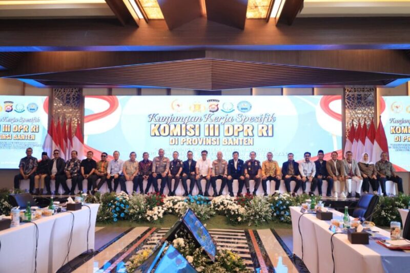 Foto bersama rombongan Komisi III DPR RI dan unsur penegak hukum di Banten usai pertemuan monitoring ekosistem penegakan hukum.