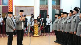 Pengurus Majelis Ulama Indonesia (MUI) Provinsi Sumatera Selatan mengikuti prosesi pengukuhan di Palembang
