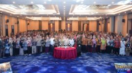 Menteri Ketenagakerjaan Yassierli foto bersama seluruh peserta usai membuka acara Sinergitas Pembinaan dan Pengendalian Penggunaan TKA di Jakarta