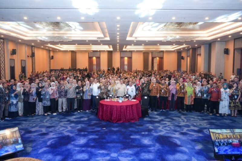 Menteri Ketenagakerjaan Yassierli foto bersama seluruh peserta usai membuka acara Sinergitas Pembinaan dan Pengendalian Penggunaan TKA di Jakarta