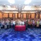 Menteri Ketenagakerjaan Yassierli foto bersama seluruh peserta usai membuka acara Sinergitas Pembinaan dan Pengendalian Penggunaan TKA di Jakarta