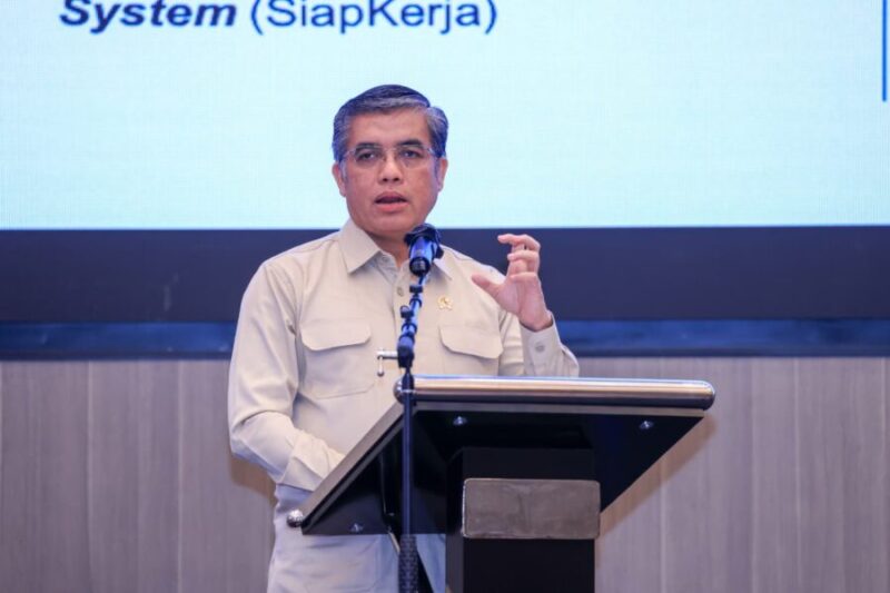 Menteri Ketenagakerjaan Yassierli menyampaikan sambutan pada Pembekalan Calon Hakim Ad Hoc Pengadilan Hubungan Industrial