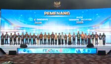 Para pemenang penghargaan Katalis P2DD x Digdaya 2026 dan PIDI Digdaya x Hackathon 2026 berfoto bersama di panggung pembukaan Festival Ekonomi Keuangan Digital Indonesia dan Indonesia Fintech Summit & Expo (FEKDI x IFSE) 2026, Jakarta, Kamis (24/9/2026).