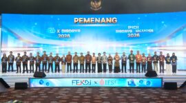 Para pemenang penghargaan Katalis P2DD x Digdaya 2026 dan PIDI Digdaya x Hackathon 2026 berfoto bersama di panggung pembukaan Festival Ekonomi Keuangan Digital Indonesia dan Indonesia Fintech Summit & Expo (FEKDI x IFSE) 2026, Jakarta, Kamis (24/9/2026).