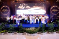 Achmad Dimyati Natakusumah berfoto bersama para penerima penghargaan dalam malam penganugerahan Radar Banten Awards 2026