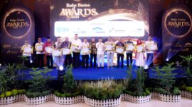 Achmad Dimyati Natakusumah berfoto bersama para penerima penghargaan dalam malam penganugerahan Radar Banten Awards 2026