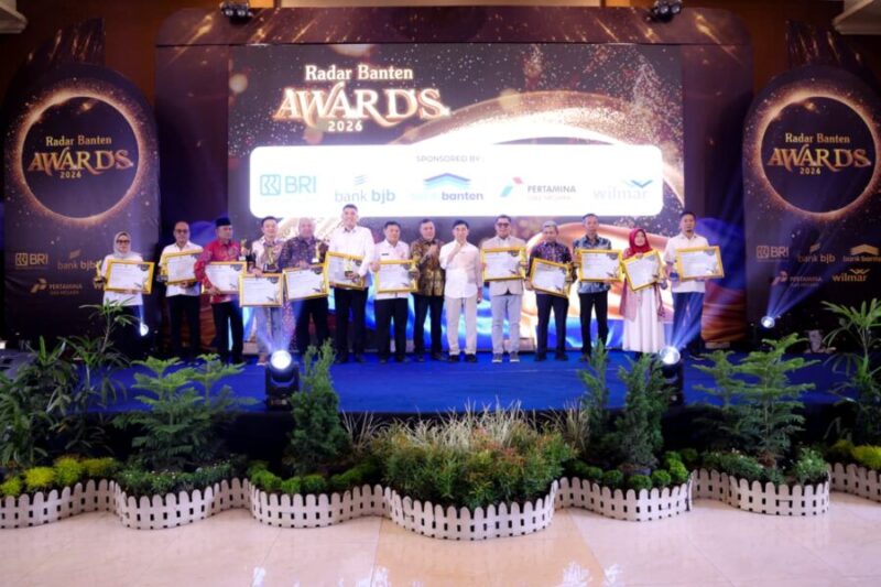 Achmad Dimyati Natakusumah berfoto bersama para penerima penghargaan dalam malam penganugerahan Radar Banten Awards 2026
