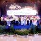 Achmad Dimyati Natakusumah berfoto bersama para penerima penghargaan dalam malam penganugerahan Radar Banten Awards 2026
